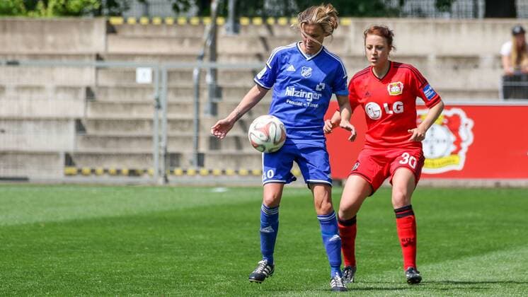 v.li.: Patricia Hanebeck (SC Sand), Carolin Simon (Bayer 04 Leverkusen), Fussball, Allianz Frauen-Bundesliga, Bayer 04 Leverkusen - SC Sand, xozx