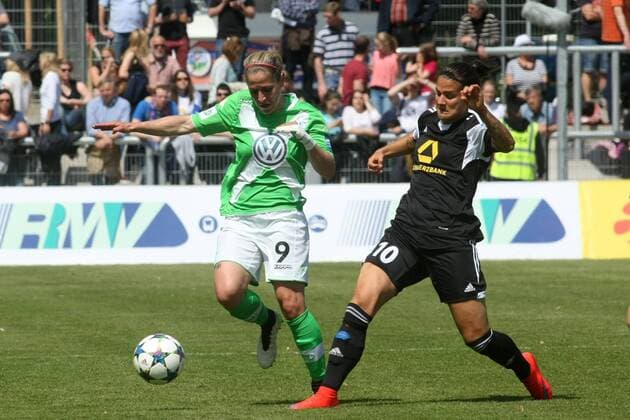 Allianz Frauen-Bundesliga, 22. Spieltag: 1. FFC Frankfurt - VfL Wolfsburg am Sonntag (10.05.2015) im Stadion am Brentanobad in Frankfurt am Main. Anna Blässe (Blaesse) (VfL Wolfsburg, links), Dzsenifer Marozsan (1. FFC Frankfurt).