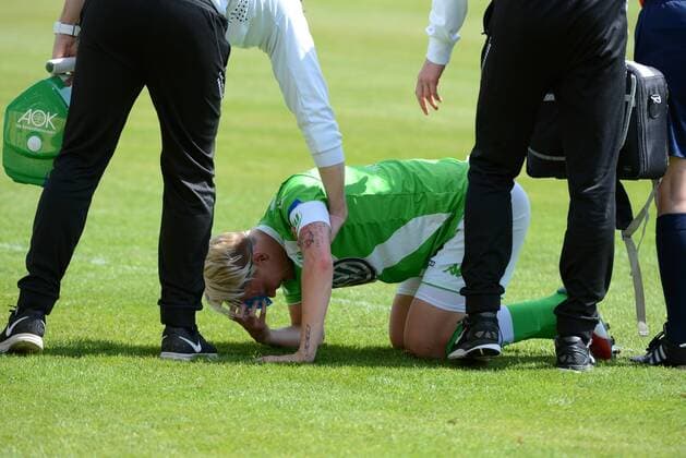 22.04.2015 Deutschland, Frankfurt, Fussball, Bundesliga Saison 2014 2015, Allianz-Frauen-Bundesliga 1. FFC Frankfurt gegen VfL Wolfsburg Verletzung von Nilla Fischer (Wolfsburg)
