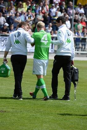 22.04.2015 Deutschland, Frankfurt, Fussball, Bundesliga Saison 2014 2015, Allianz-Frauen-Bundesliga 1. FFC Frankfurt gegen VfL Wolfsburg Verletzung von Nilla Fischer (Wolfsburg), Betreuer sind vor OIrt