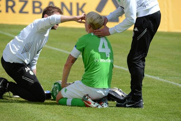 22.04.2015 Deutschland, Frankfurt, Fussball, Bundesliga Saison 2014 2015, Allianz-Frauen-Bundesliga 1. FFC Frankfurt gegen VfL Wolfsburg Verletzung von Nilla Fischer (Wolfsburg), Betreuer sind vor OIrt