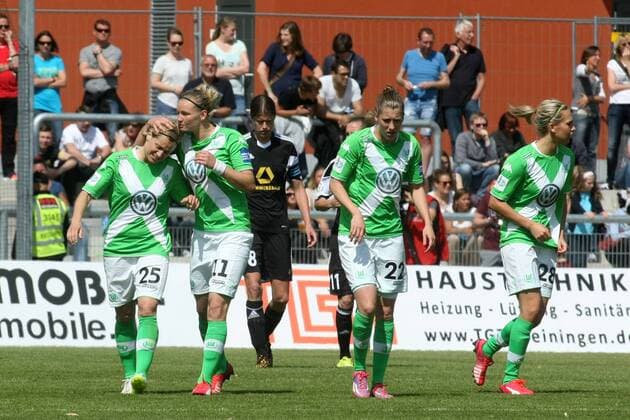 Allianz Frauen-Bundesliga, 22. Spieltag: 1. FFC Frankfurt - VfL Wolfsburg am Sonntag (10.05.2015) im Stadion am Brentanobad in Frankfurt am Main. Jubel nach 1:1 durch Martina Müller (Mueller) (VfL Wolfsburg).