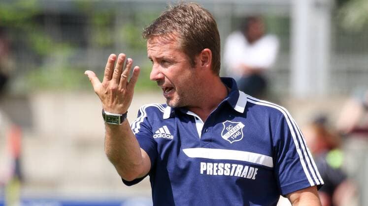 Sven Kahlert (SC Sand, Trainer), gibt Anweisungen, gestikuliert, mit den Armen gestikulieren, gives instructions, gesticulate, Fussball, Allianz Frauen-Bundesliga, Bayer 04 Leverkusen - SC Sand, xozx