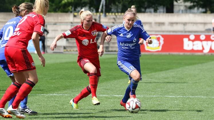 v.li.: Turid Knaak (Bayer 04 Leverkusen), Isabelle Meyer (SC Sand), Fussball, Allianz Frauen-Bundesliga, Bayer 04 Leverkusen - SC Sand, xozx