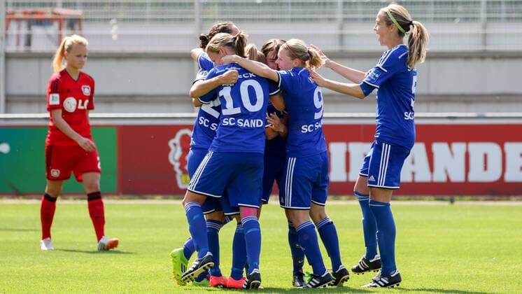Spielerinnen des SC Sand bejubeln das 0:1 durch Ilaria Mauro (SC Sand, verdeckt), Jubel, Torjubel, Torerfolg, celebrate the goal, goal, celebration, Jubel ueber das Tor, optimistisch, Action, Aktion, Fussball, Allianz Frauen-Bundesliga, Bayer 04 Leverkusen - SC Sand, xozx