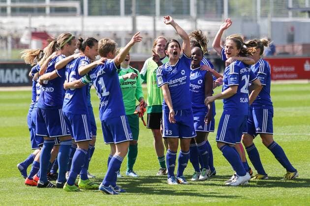 Spielerinnen des SC Sand bejubeln den Klassenerhalt, Fussball, Allianz Frauen-Bundesliga, Bayer 04 Leverkusen - SC Sand, xozx