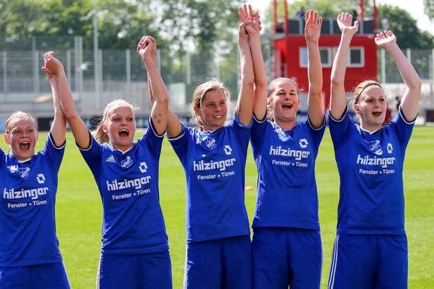 Spielerinnen des SC Sand bejubeln den Klassenerhalt, Fussball, Allianz Frauen-Bundesliga, Bayer 04 Leverkusen - SC Sand, xozx