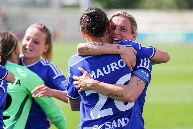 v.li.: Ilaria Mauro (SC Sand), Patricia Hanebeck (SC Sand), bejubeln den Klassenerhalt, jubel, Fussball, Allianz Frauen-Bundesliga, Bayer 04 Leverkusen - SC Sand, xozx