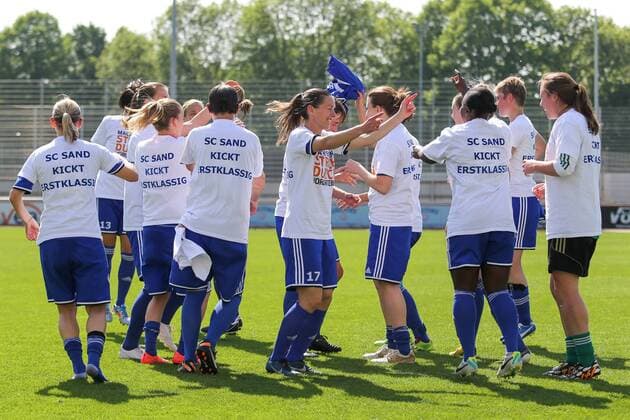 Spielerinnen des SC Sand bejubeln den Klassenerhalt, SC Sand kickt erstklassig, Jubel, Fussball, Allianz Frauen-Bundesliga, Bayer 04 Leverkusen - SC Sand, xozx