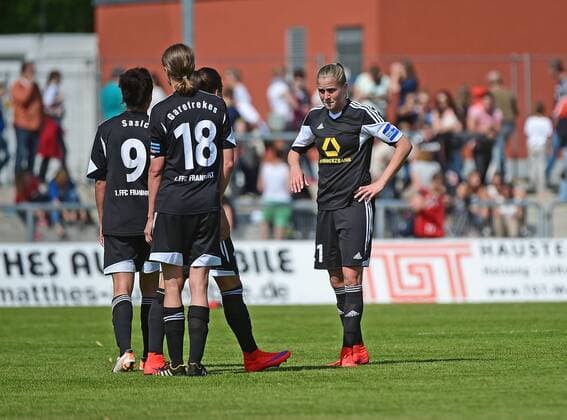 10.05.2015, xjhx, Fussball 1.Bundesliga Damen, 1.FFC Frankfurt - VfL Wolfsburg, v.l. Celia Sasic (1.FFC Frankfurt), Kerstin Garefrekes (1.FFC Frankfurt), Ana-Maria Crnogorcevic (1.FFC Frankfurt) enttaeuscht, enttaeuscht schauend, dissapointed