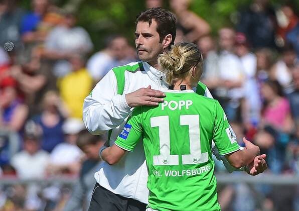 10.05.2015, xjhx, Fussball 1.Bundesliga Damen, 1.FFC Frankfurt - VfL Wolfsburg, v.l. Trainer Ralf Kellermann (VfL Wolfsburg), Alexandra Popp (VfL Wolfsburg) enttaeuscht, enttaeuscht schauend, dissapointed