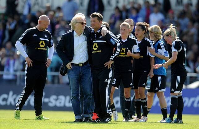 10.05.2015, xfux, Fussball 1.Bundesliga Damen, 1.FFC Frankfurt - VfL Wolfsburg, v.l. Praesident Vorstandsvorsitzender Bodo Adler (1.FFC Frankfurt), Trainer Colin Bell (1.FFC Frankfurt) enttaeuscht, enttaeuscht schauend, dissapointed