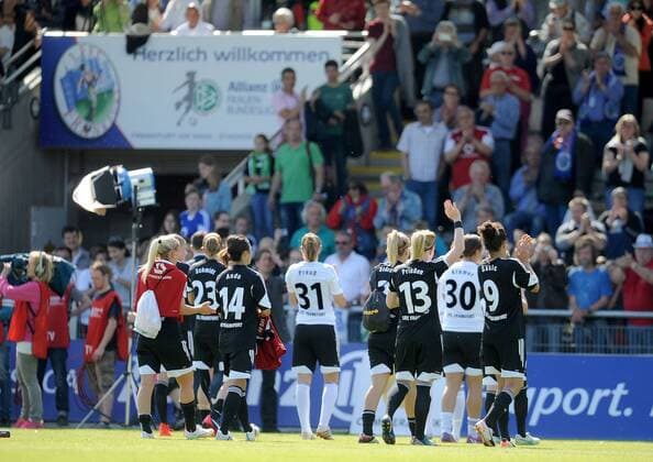 10.05.2015, xfux, Fussball 1.Bundesliga Damen, 1.FFC Frankfurt - VfL Wolfsburg, v.l. Spielerinnen vom 1.FFC Frankfurt enttaeuscht, enttaeuscht schauend, dissapointed