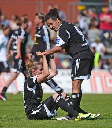 10.05.2015, xjhx, Fussball 1.Bundesliga Damen, 1.FFC Frankfurt - VfL Wolfsburg, v.l. Simone Laudehr (1.FFC Frankfurt), Celia Sasic (1.FFC Frankfurt) enttaeuscht, enttaeuscht schauend, dissapointed