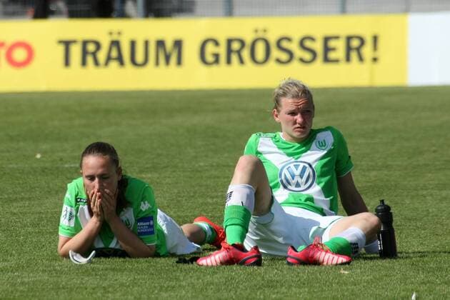 Allianz Frauen-Bundesliga, 22. Spieltag: 1. FFC Frankfurt - VfL Wolfsburg am Sonntag (10.05.2015) im Stadion am Brentanobad in Frankfurt am Main. Wolfsburg nach Spielschluss..