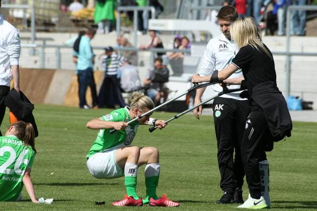 Allianz Frauen-Bundesliga, 22. Spieltag: 1. FFC Frankfurt - VfL Wolfsburg am Sonntag (10.05.2015) im Stadion am Brentanobad in Frankfurt am Main. Wolfsburg nach Spielschluss..