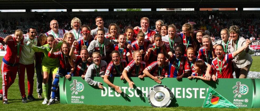 GER, Allianz-FFBL, Muenchen, FC Bayern Muenchen vs SGS Essen 10.05.2015, Gruenwalder Stadion, Muenchen,Allianz-FFBL, FC Bayern Muenchen vs. SGS Essen, im Bild der neue Deutsche Meister im Frauenfussball, der FC Bayern Muenchen nphxRMG
