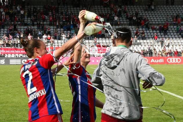 GER, Allianz-FFBL, Muenchen, FC Bayern Muenchen vs SGS Essen 10.05.2015, Gruenwalder Stadion, Muenchen,Allianz-FFBL, FC Bayern Muenchen vs. SGS Essen, im Bild gibts fuer Trainer Thomas Woerle (Wörle) (Trainer Bayern) die Sektdusche von Jenny Gaugigl (Bayern 22) und Gina Lewandowski (Bayern 2) nphxRMG