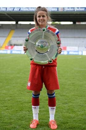 v.li.: Laura Feiersinger (FC Bayern München) mit der Meisterschale, Freude, freundlich, fröhlich, strahlend, optimistisch Freisteller, Einzelbild, Aktion, Action, Fussball, Allianz Frauen-Bundesliga, FC Bayern München - SGS Essen, xslx