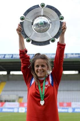 v.li.: Laura Feiersinger (FC Bayern München) hebt die Meisterschale in die Luft, Freude, freundlich, fröhlich, strahlend, optimistisch Einzelbild, Aktion, Action Porträt, Portrait, Fussball, Allianz Frauen-Bundesliga, FC Bayern München - SGS Essen, xslx