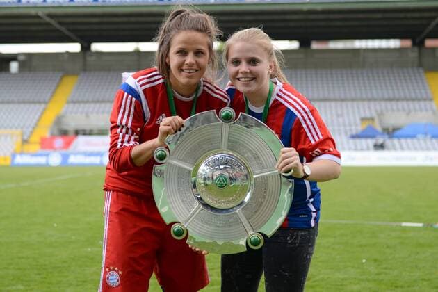 v.li.: Laura Feiersinger (FC Bayern München) Ricarda Walkling (FC Bayern München Damen) zeigen die Meisterschale, Freude, freundlich, fröhlich, strahlend, optimistisch, Fussball, Allianz Frauen-Bundesliga, FC Bayern München - SGS Essen, xslx