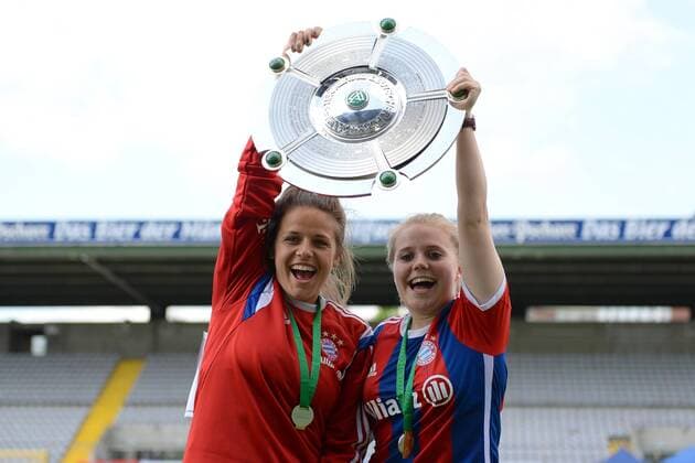 v.li.: Laura Feiersinger (FC Bayern München) Ricarda Walkling (FC Bayern München Damen) zeigen die Meisterschale, Freude, freundlich, fröhlich, strahlend, optimistisch, Fussball, Allianz Frauen-Bundesliga, FC Bayern München - SGS Essen, xslx