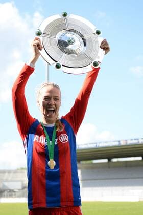 v.li.: Dagny Brynjarsdottir (FC Bayern München) jubelt mit der Meisterschale, hebt die Meisterschale in die Luft, Freude, freundlich, fröhlich, strahlend, optimistisch, Einzelbild, Aktion, Action, Porträt, Portrait, Fussball, Allianz Frauen-Bundesliga, FC Bayern München - SGS Essen, xslx