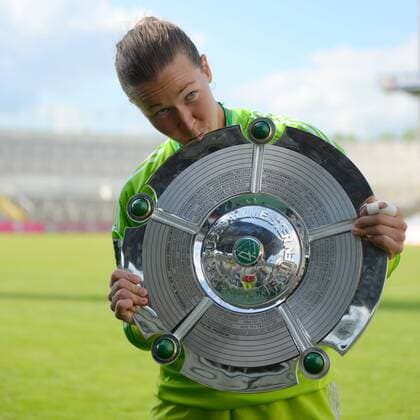 v.li.: Tinja-Riikka Korpela (FC Bayern München) küsst die Meisterschale, Freude, freundlich, fröhlich, strahlend, optimistisch, Einzelbild, Aktion, Action, Porträt, Portrait, Fussball, Allianz Frauen-Bundesliga, FC Bayern München - SGS Essen, xslx
