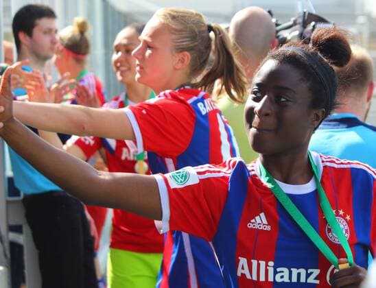 Eunice Beckmann, Viviane Miedema und Co. (FC Bayern München) bedanken sich bei den Fans Frauenfussball 1. BL 09.05.2015 Grünwalderstadion FC Bayern München - SGS Essen