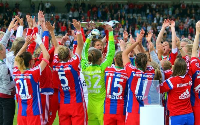 FC Bayern München - Mannschaftsjubel mit der Meisterschale Frauenfussball 1. BL 09.05.2015 Grünwalderstadion FC Bayern München - SGS Essen