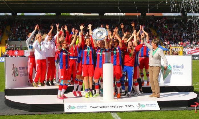 FC Bayern München - Mannschaftsjubel mit der Meisterschale Frauenfussball 1. BL 09.05.2015 Grünwalderstadion FC Bayern München - SGS Essen