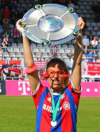 Raffaela Manieri (FC Bayern München) jubelt mit der Meisterschale Frauenfussball 1. BL 09.05.2015 Grünwalderstadion FC Bayern München - SGS Essen