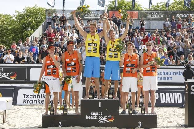 Beachvolleyball: smart beach tour Muenster 2015, Siegerehrung, v.l.n.r. zweitplatzierte Sebastian Fuchs und Thomas Kaczmarek, erstplatzierte Alexander Walkenhorst und Stefan Windscheif, drittplatzierte Markus Boeckermann und lars Flueggen, xHOCHxZWEIx xThomasxVictorx