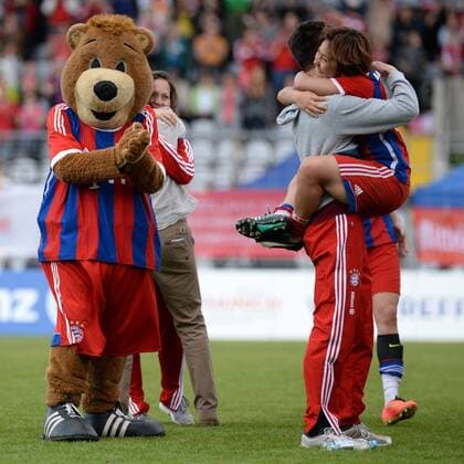 v.li.: FCB Maskotchenbär Berni, Trainer Thomas Wörle (FC Bayern München) mit Mana Iwabuchi (FC Bayern München) jubelnd im Arm, Freude, freundlich, fröhlich, strahlend, optimistisch, Fussball, Allianz Frauen-Bundesliga, FC Bayern München - SGS Essen, xslx