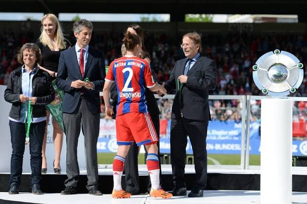 v.li.: Bernd Heinemann (Vorstand Marktmanagement Allianz Deutschland AG) Gina Lewandowski (FC Bayern München) Dr. Rainer Koch (DFB-Vizepräsident) beim Überreichen der Meistermedaille, Fussball, Allianz Frauen-Bundesliga, FC Bayern München - SGS Essen, xslx