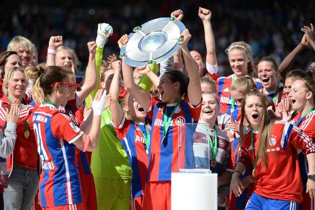 v.li.: Lena Lotzen (FC Bayern München) streckt die Meisterschale in die Luft, Spielerinnen des FC Bayern München bejubeln den Gewinn der Deutschen Meisterschaft, Fussball, Allianz Frauen-Bundesliga, FC Bayern München - SGS Essen, xslx