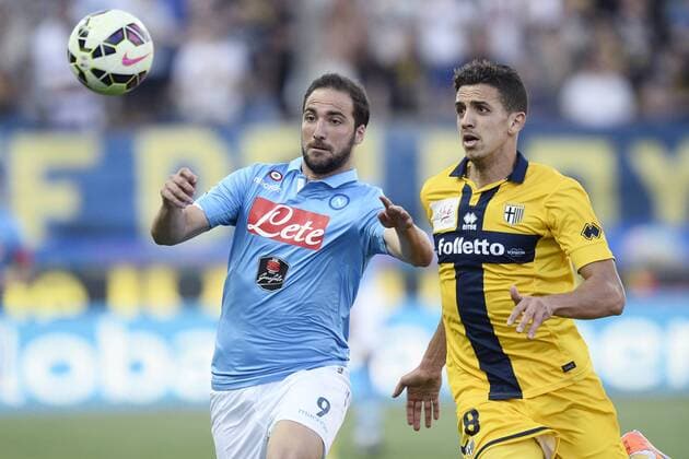 Aktuell Fußball, Italien, AC Parma - SSC Neapel Serie A FC Parma - SSC Napoli Gonzalo Higuain-Zouhair Feddal 