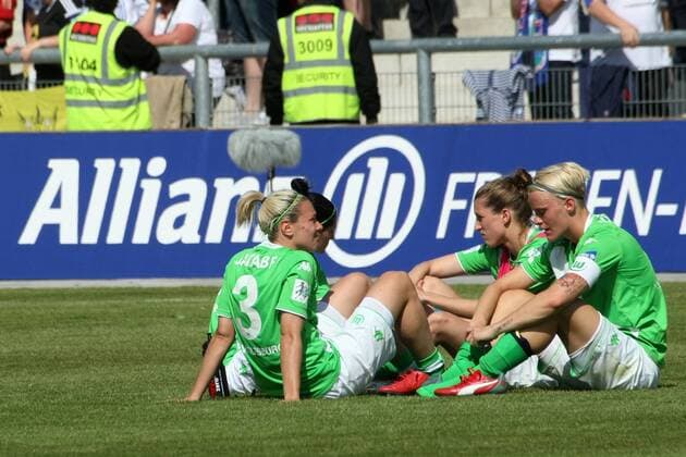 Allianz Frauen-Bundesliga, 22. Spieltag: 1. FFC Frankfurt - VfL Wolfsburg am Sonntag (10.05.2015) im Stadion am Brentanobad in Frankfurt am Main. Wolfsburg nach Spielschluss.