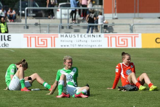 Allianz Frauen-Bundesliga, 22. Spieltag: 1. FFC Frankfurt - VfL Wolfsburg am Sonntag (10.05.2015) im Stadion am Brentanobad in Frankfurt am Main. Wolfsburg nach Spielschluss.