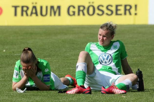 Allianz Frauen-Bundesliga, 22. Spieltag: 1. FFC Frankfurt - VfL Wolfsburg am Sonntag (10.05.2015) im Stadion am Brentanobad in Frankfurt am Main. Wolfsburg nach Spielschluss. Caroline Graham Hansen (VfL Wolfsburg, L), Alexandra Popp (VfL Wolfsburg).