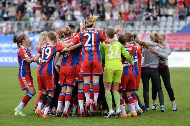v.li.: Spielerinnen des FC Bayern München jubeln über den Gewinn der Deutschen Meisterschaft, Jubel, jubeln, Freude, freundlich, fröhlich, strahlend, optimistisch, Fussball, Allianz Frauen-Bundesliga, FC Bayern München - SGS Essen, xslx