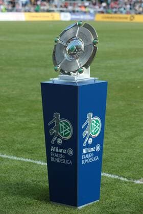 Aktuell Fußball, Damen, 1. BL, Meisterschale der Allianz Frauenbundesliga Allianz Frauen-Bundesliga, 22. Spieltag: 1. FFC Frankfurt - VfL Wolfsburg am Sonntag (10.05.2015) im Stadion am Brentanobad in Frankfurt am Main. Meisterschale.