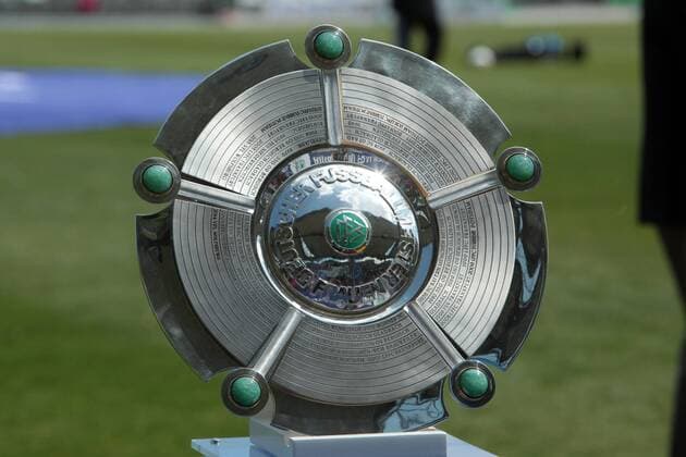 Aktuell Fußball, Damen, 1. BL, Meisterschale der Allianz Frauenbundesliga Allianz Frauen-Bundesliga, 22. Spieltag: 1. FFC Frankfurt - VfL Wolfsburg am Sonntag (10.05.2015) im Stadion am Brentanobad in Frankfurt am Main. Meisterschale.