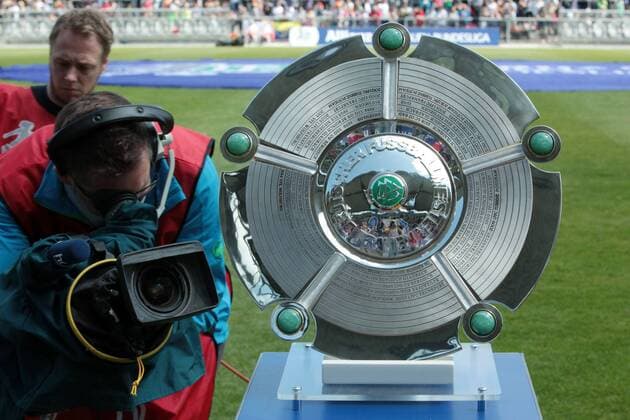 Aktuell Fußball, Damen, 1. BL, Meisterschale der Allianz Frauenbundesliga Allianz Frauen-Bundesliga, 22. Spieltag: 1. FFC Frankfurt - VfL Wolfsburg am Sonntag (10.05.2015) im Stadion am Brentanobad in Frankfurt am Main. Meisterschale, TV-Kamera, Kameramann.