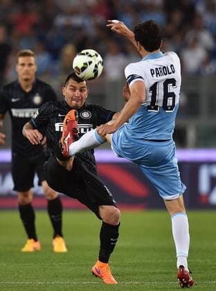 Aktuell Fußball, Italien, Lazio Rom - Inter Mailand Gary Medel Inter, Marco Parolo Lazio Serie A 2014 2015 Lazio Rom - Inter Mailand andreaxstaccioli