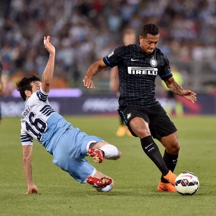 Aktuell FuÃŸball, Italien, Lazio Rom - Inter Mailand 10.05.2015. Rome, Italy. Serie A Football. Lazio versus Inter Milan. Marco Parolo (Laz) challenges Fredy Guarin (Int) xGiuseppexMaffiax  ActionPlus11619980