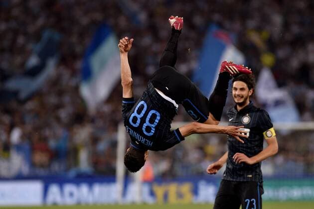 Aktuell FuÃŸball, Italien, Lazio Rom - Inter Mailand 10.05.2015. Rome, Italy. Serie A Football. Lazio versus Inter Milan. Hernanes celebrates his equalizer xGiuseppexMaffiax  ActionPlus11620031