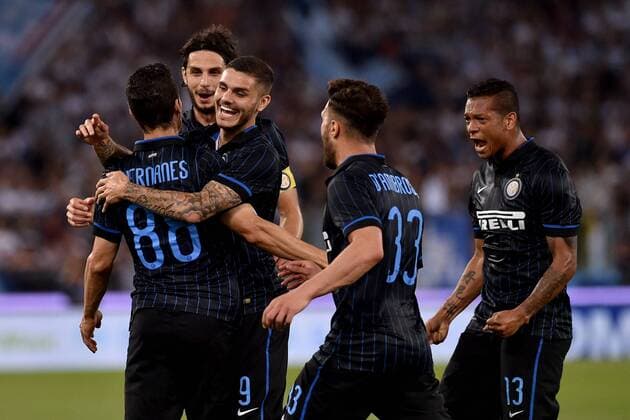 Aktuell FuÃŸball, Italien, Lazio Rom - Inter Mailand 10.05.2015. Rome, Italy. Serie A Football. Lazio versus Inter Milan. Hernanes celebrates his equalizer with his team-mates xGiuseppexMaffiax  ActionPlus11620032