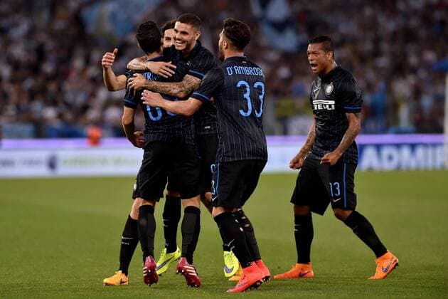 Aktuell FuÃŸball, Italien, Lazio Rom - Inter Mailand 10.05.2015. Rome, Italy. Serie A Football. Lazio versus Inter Milan. Hernanes celebrates his equalizer with his team-mates xGiuseppexMaffiax  ActionPlus11620033