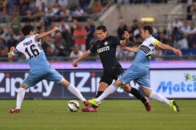 Aktuell FuÃŸball, Italien, Lazio Rom - Inter Mailand Aktuell FuÃŸball, Italien, Lazio Rom - Inter Mailand 10.05.2015. Rome, Italy. Serie A Football. Lazio versus Inter Milan. Hernanes (Int) is challenged by Stefan Radu (Laz) and Marco Parolo (Laz) xGiuseppexMaffiax  ActionPlus11620036